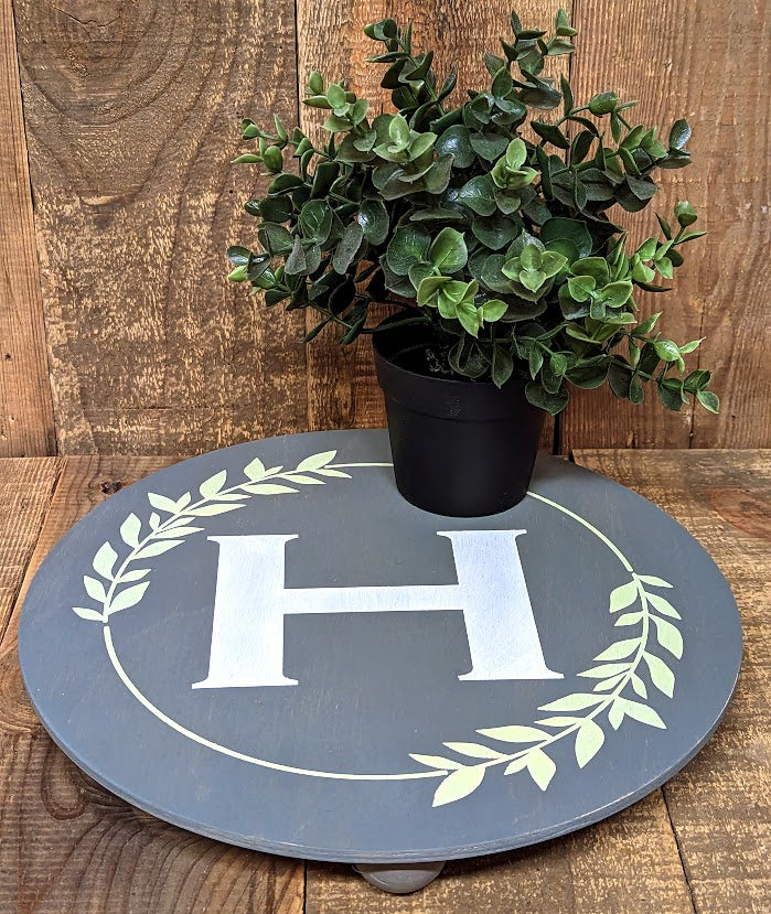 Round pedestal tray - Leaves with initial